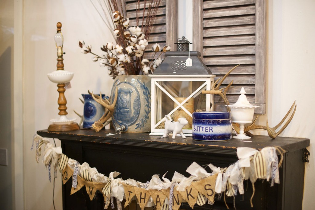 Continue the rustic touches onto the mantel decor. Don't forget to maintain the same color palette as your table so that you can achieve unity.